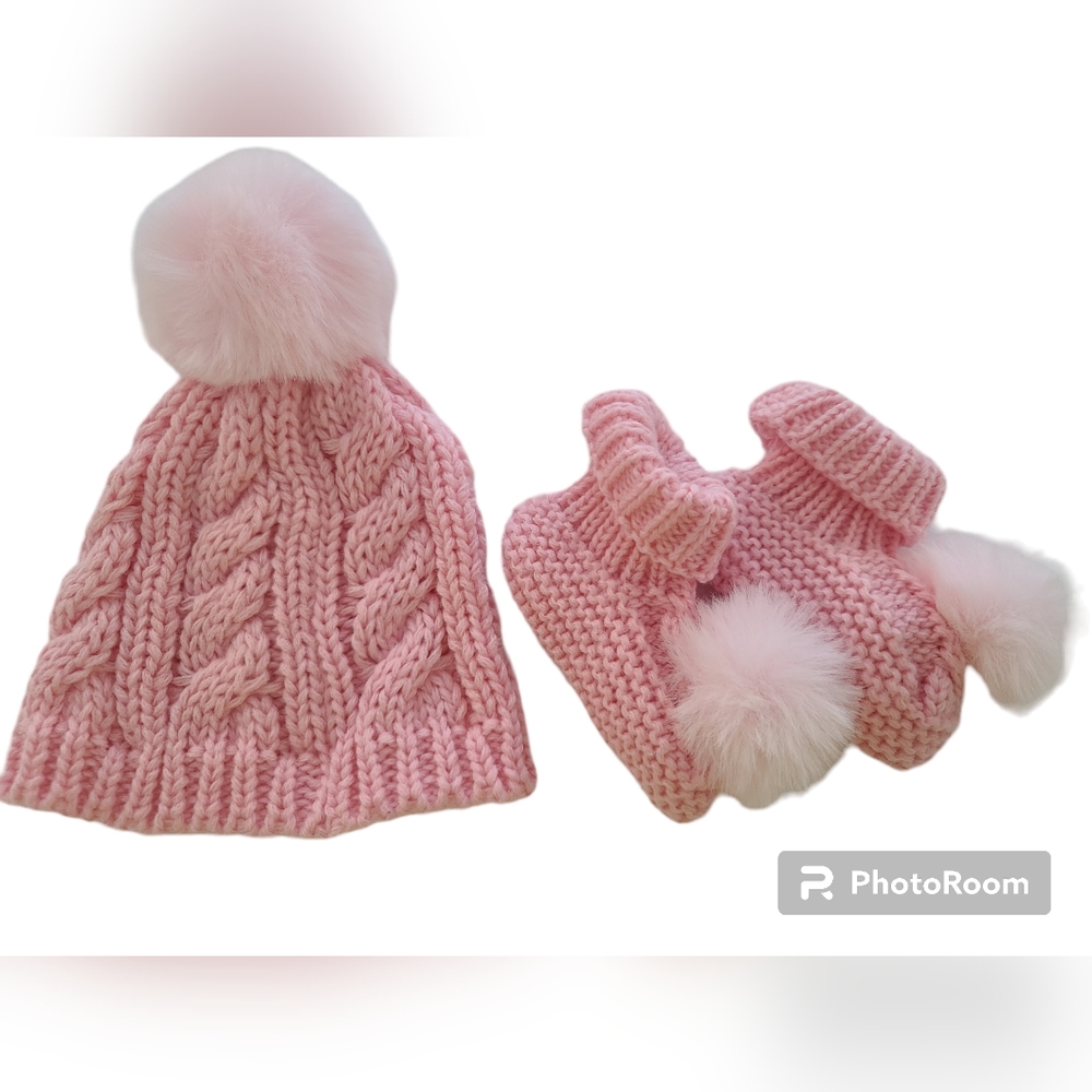 Nicole Miller Baby Knitted Hat and shoes with Pom Poms Size 0-6 Months
